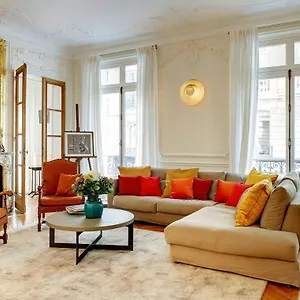 In A Great Location Close To The Eiffel Tower Paris